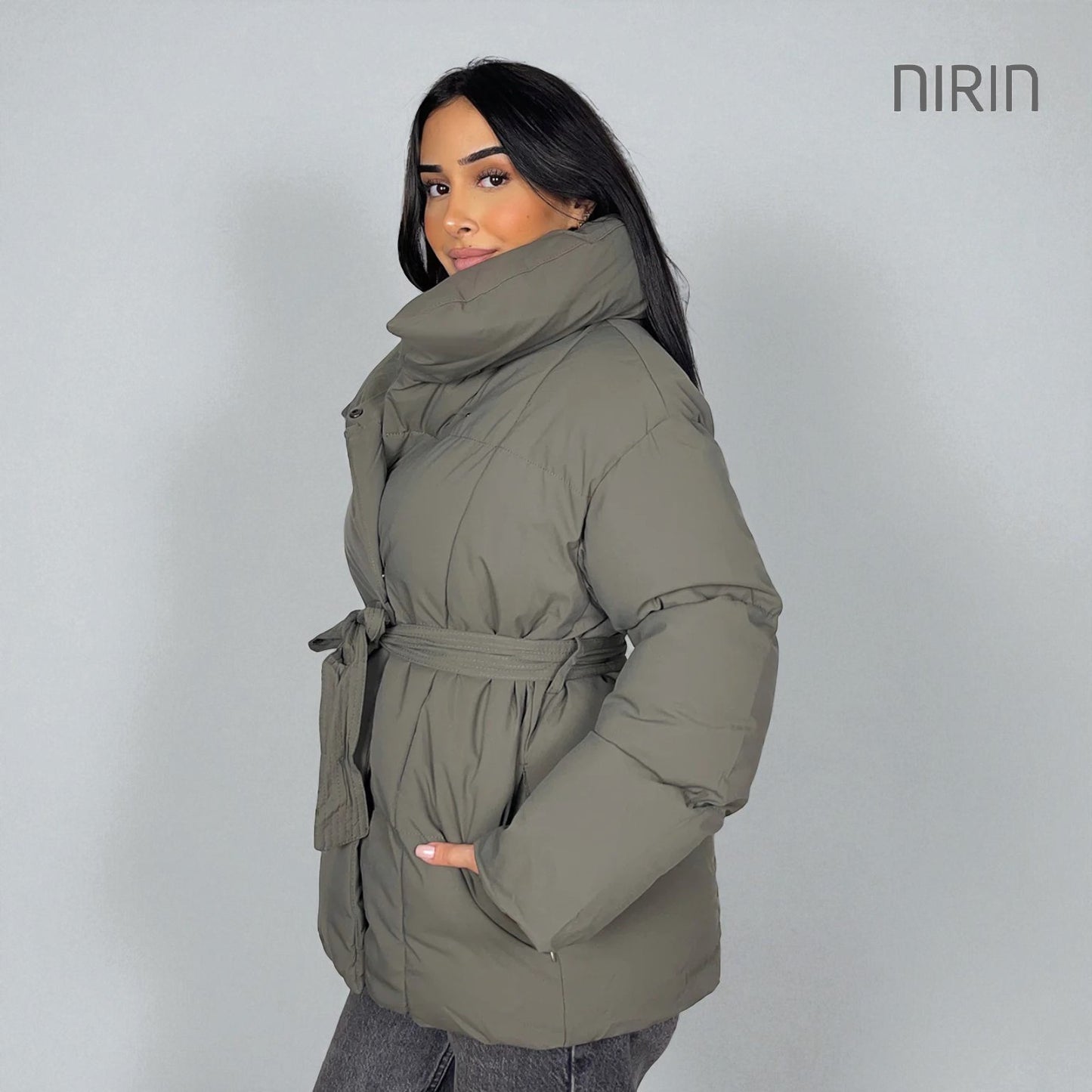 Moderne Short Pufferjas met Ceintuur